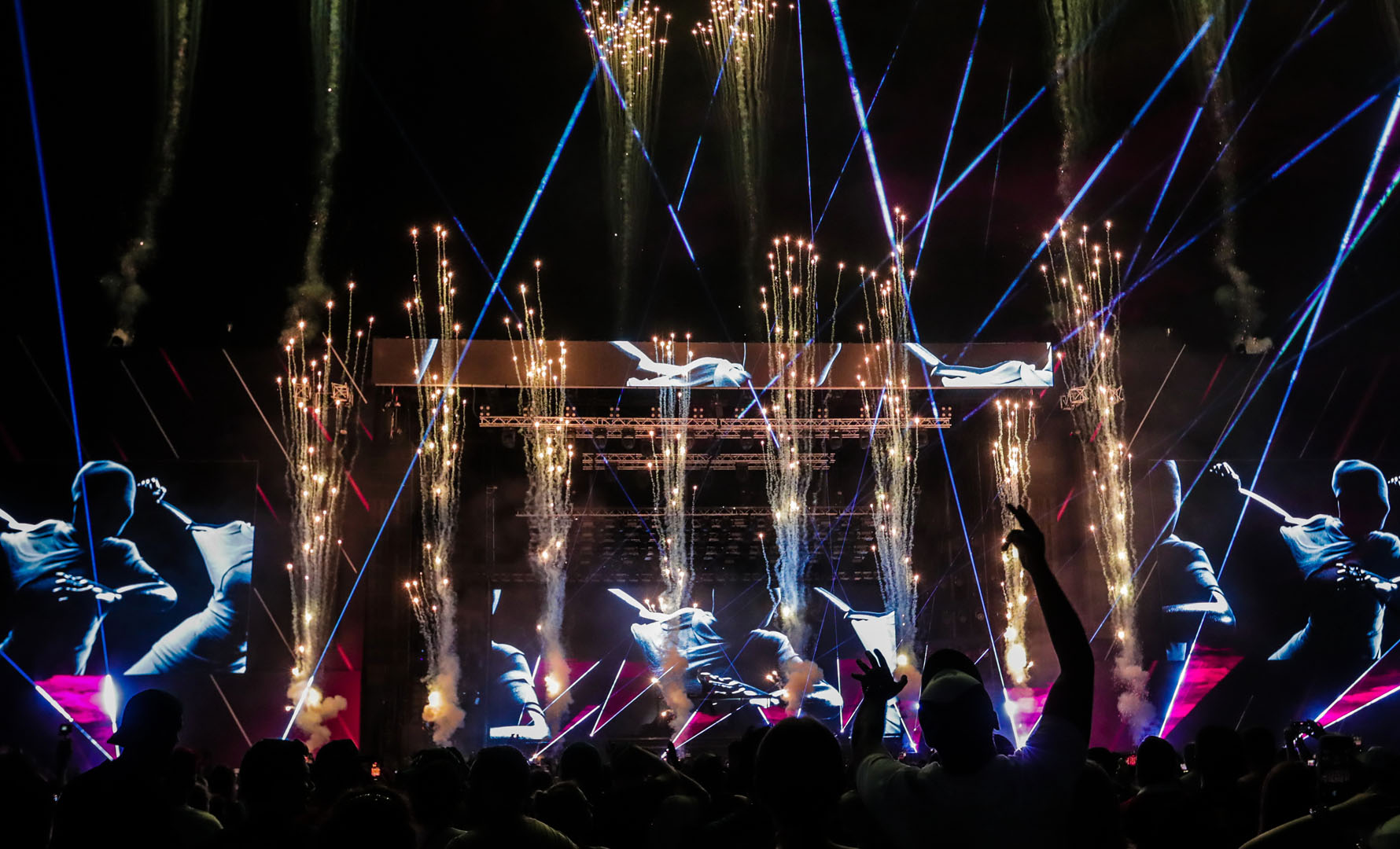 Special effects for concerts and events featuring lasers, confetti, flames, lights, projections and drones